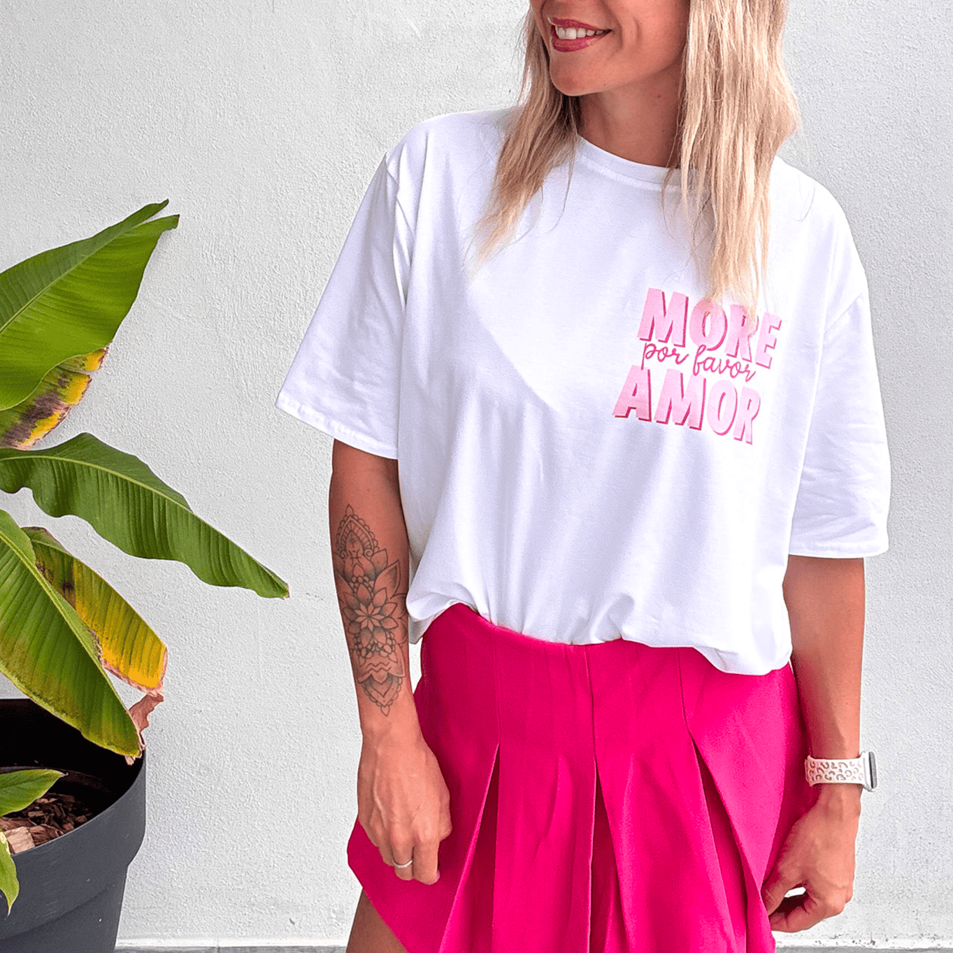 Jupe short fuchsia, plissé sur le devant