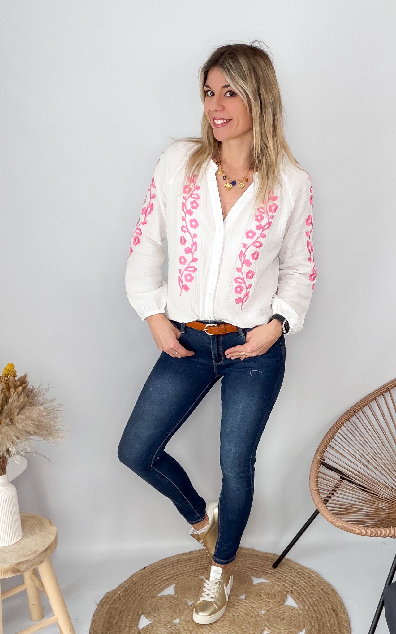 Blouse en Gaze de Coton Blanche – Broderie Rose la boutique de lydie