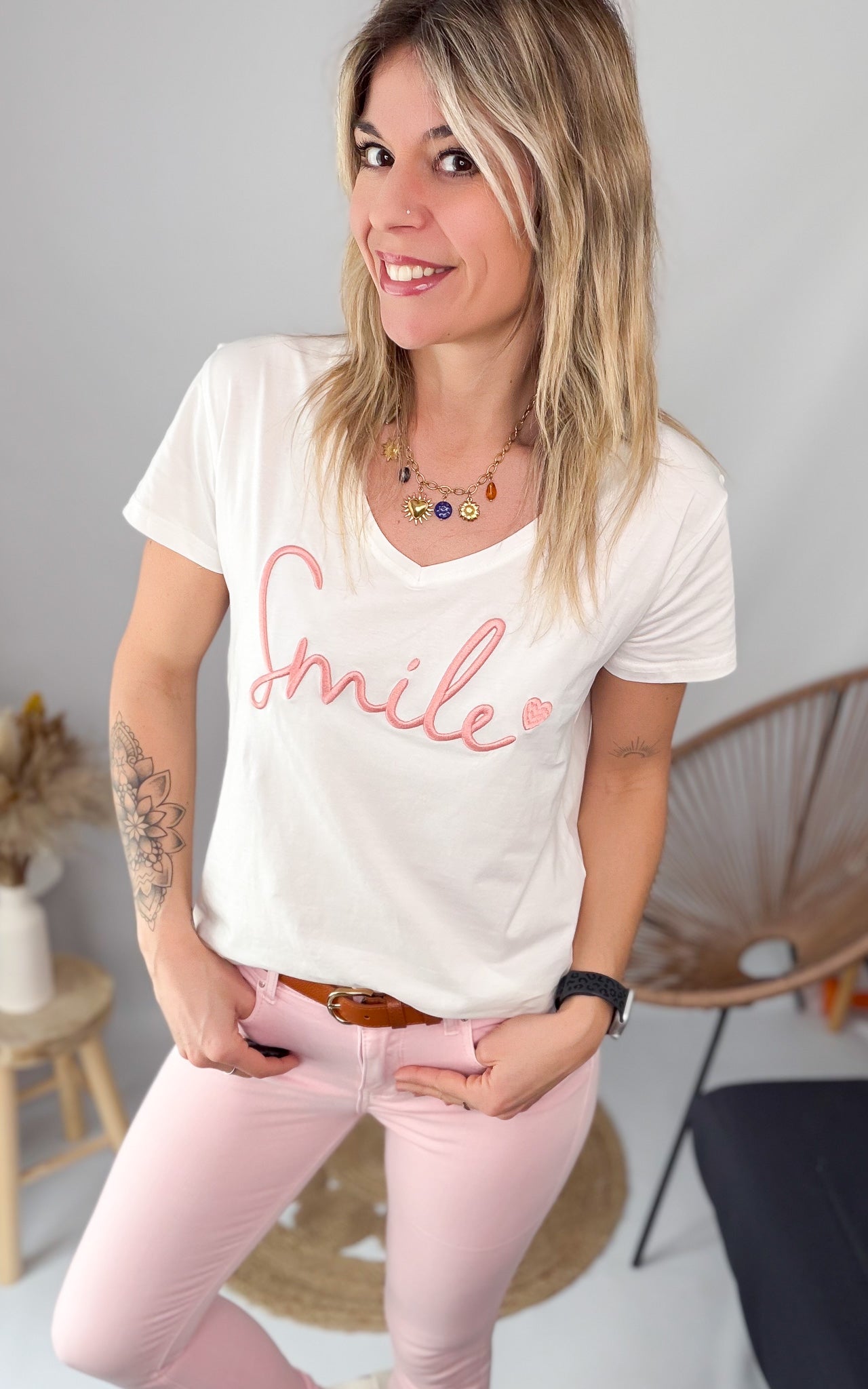T-shirt blanc brodé "Smile" rose
