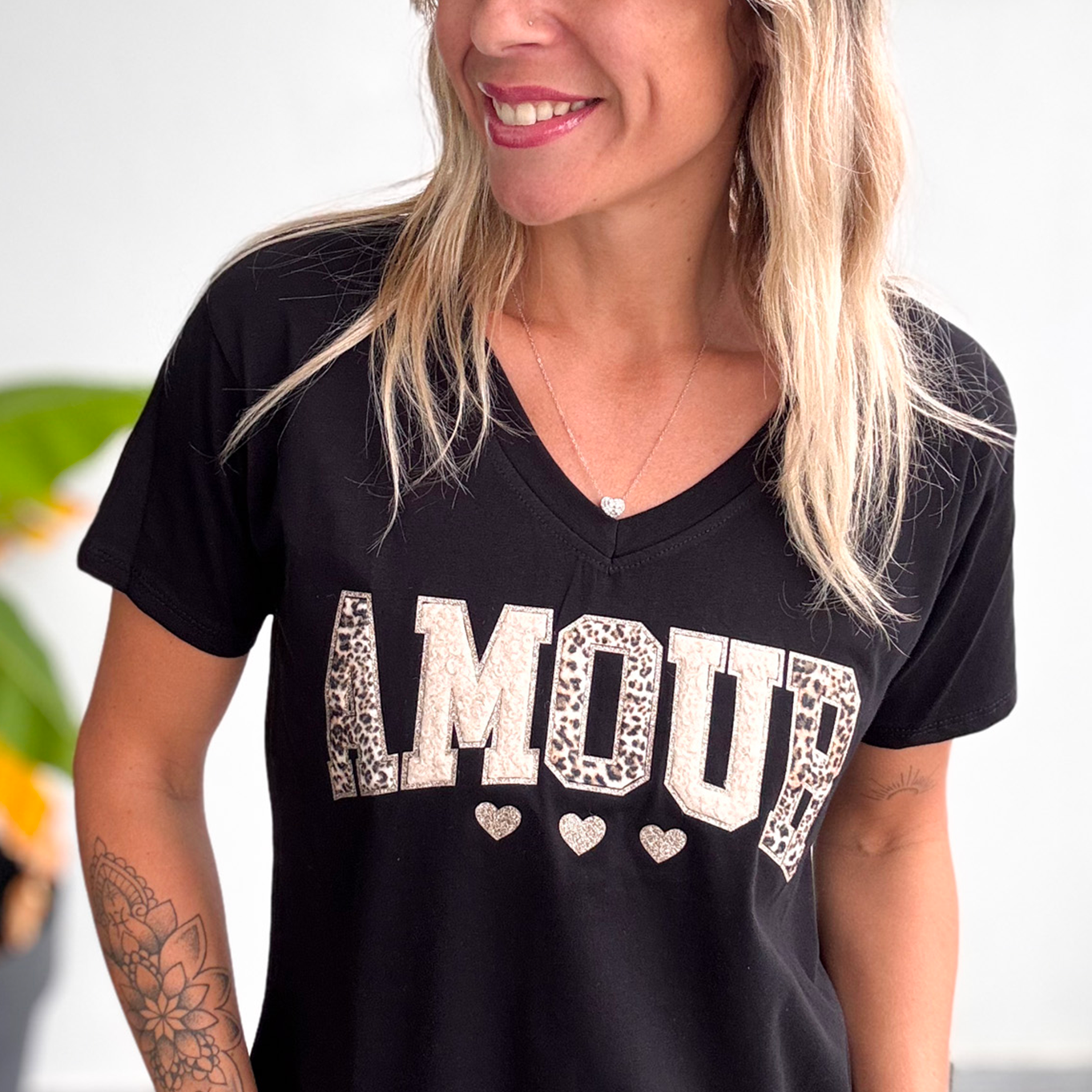 T-shirt noir, Brodé "Amour" la boutique de lydie