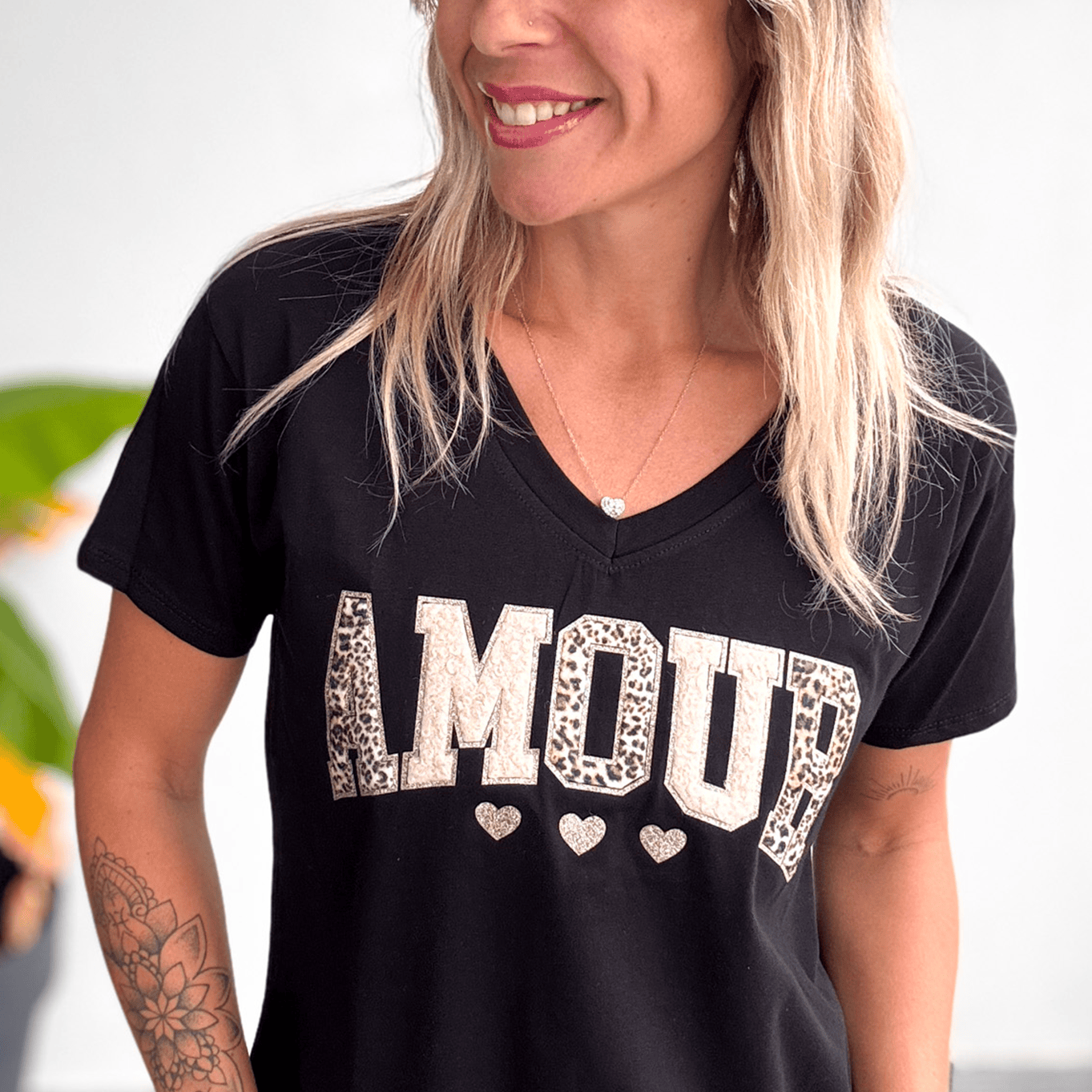 T-shirt noir, Brodé "Amour" la boutique de lydie