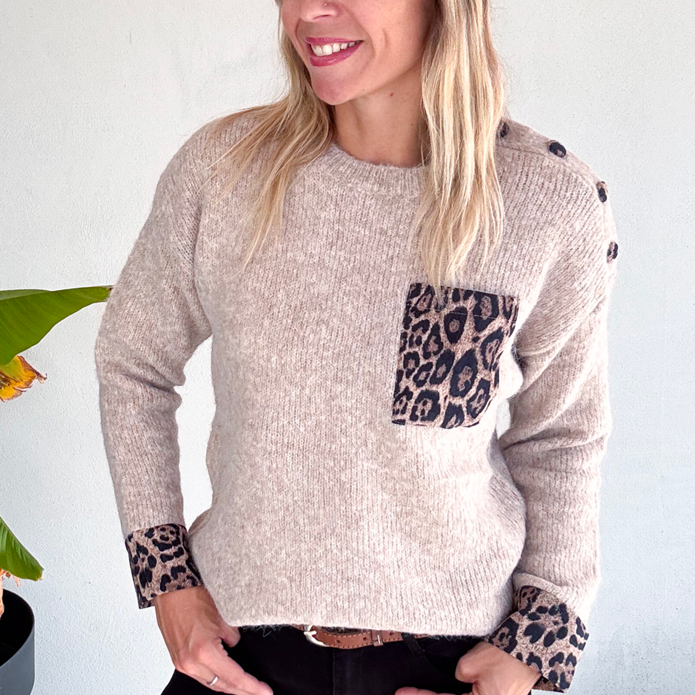 Pull taupe, avec poche devant léopard laboutique de lydie