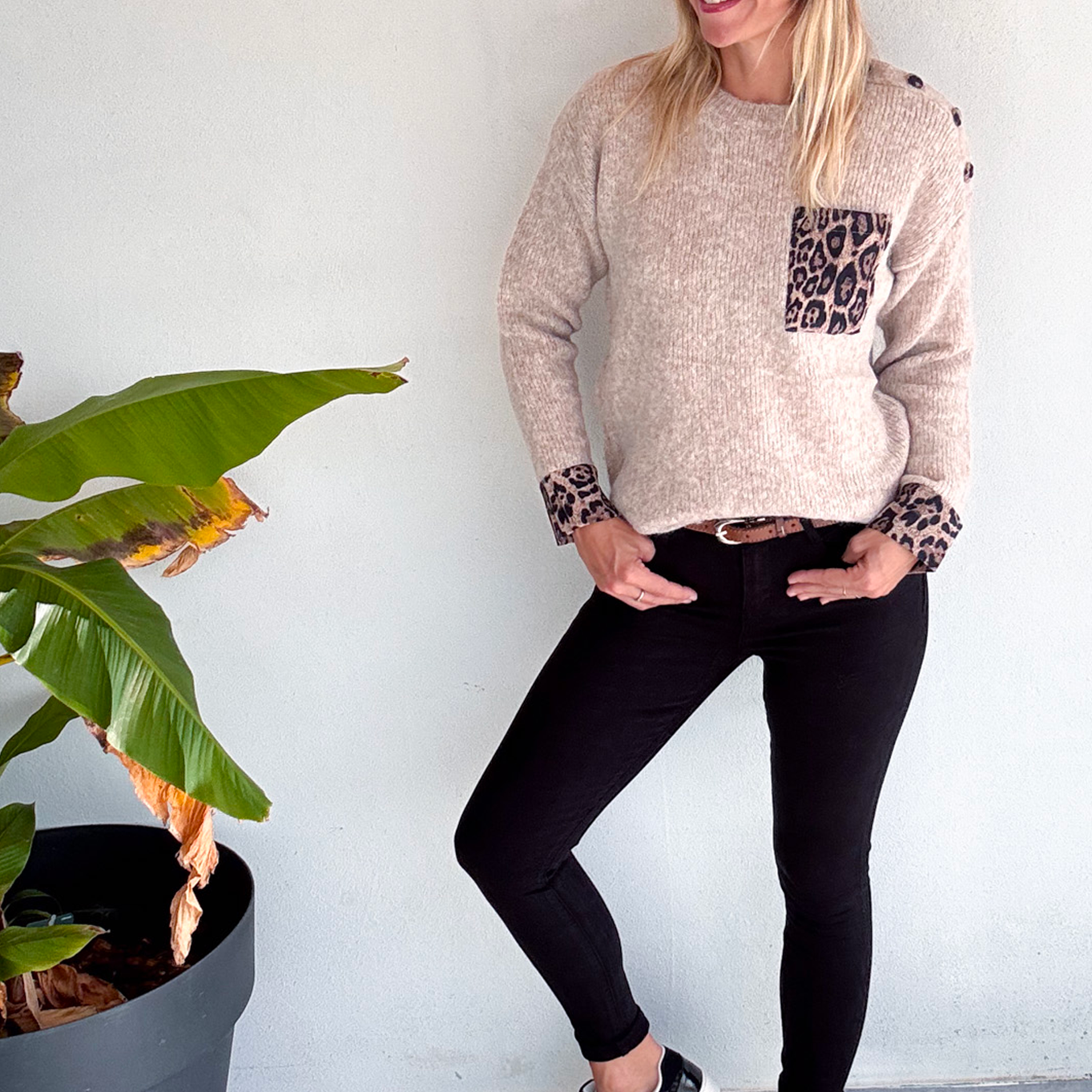 Pull taupe, avec poche devant léopard