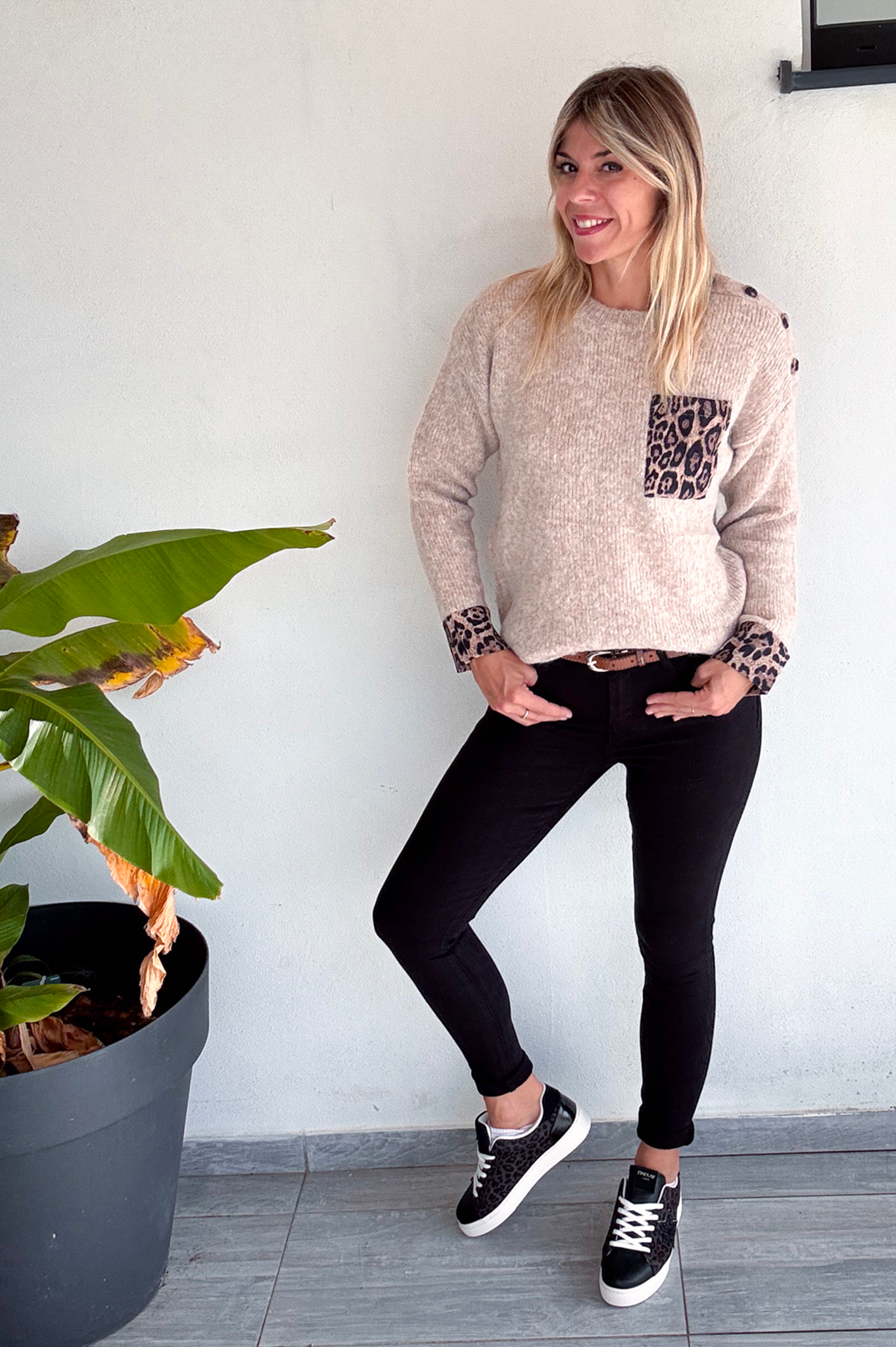 Pull taupe, avec poche devant léopard