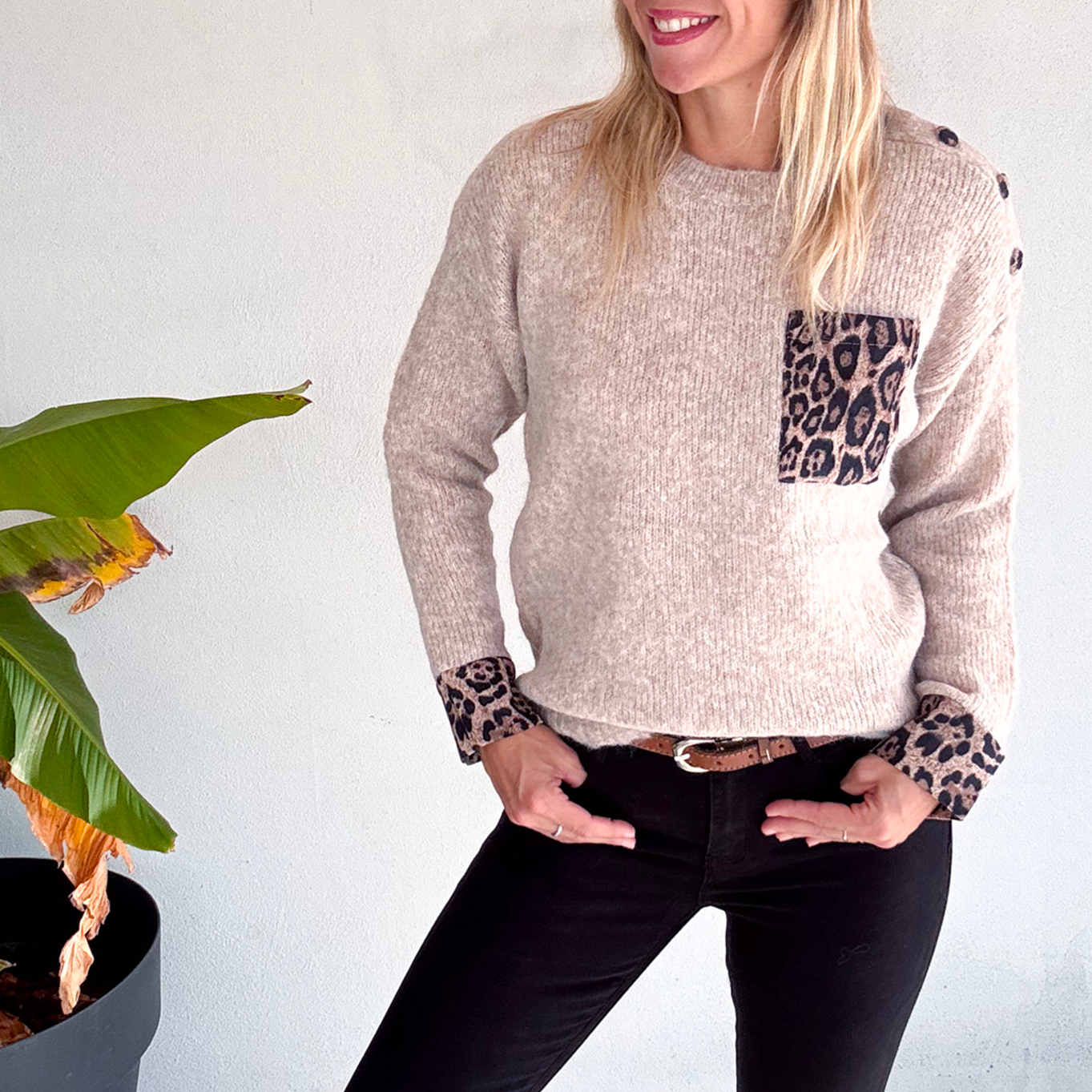 Pull taupe, avec poche devant léopard