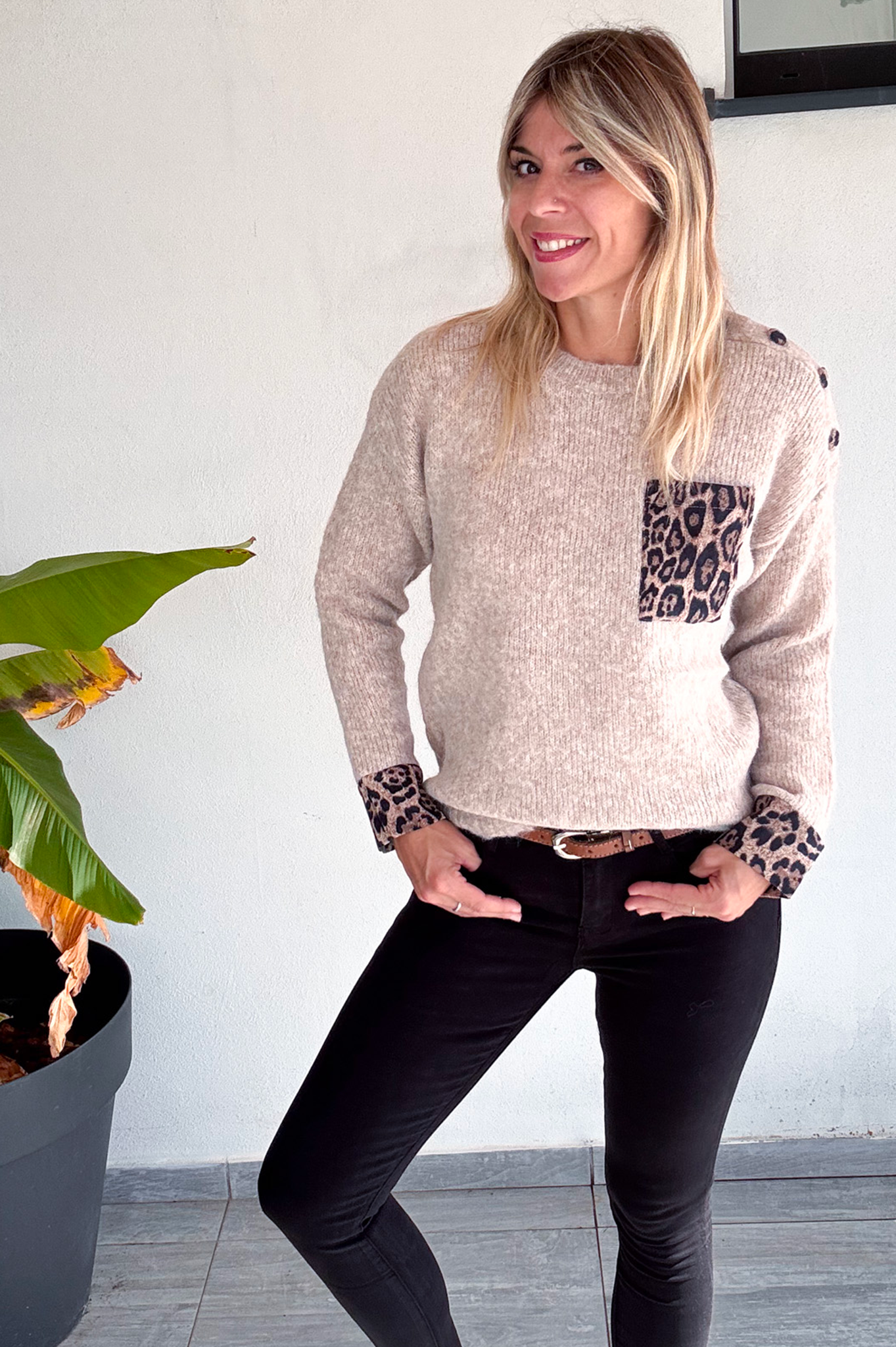 Pull taupe, avec poche devant léopard
