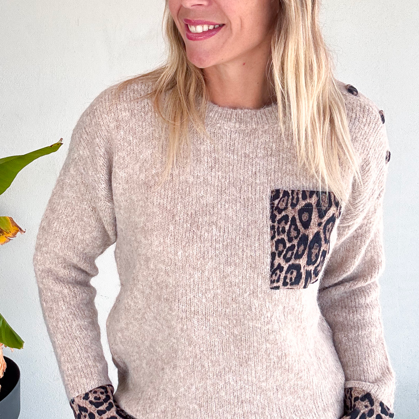 Pull taupe, avec poche devant léopard