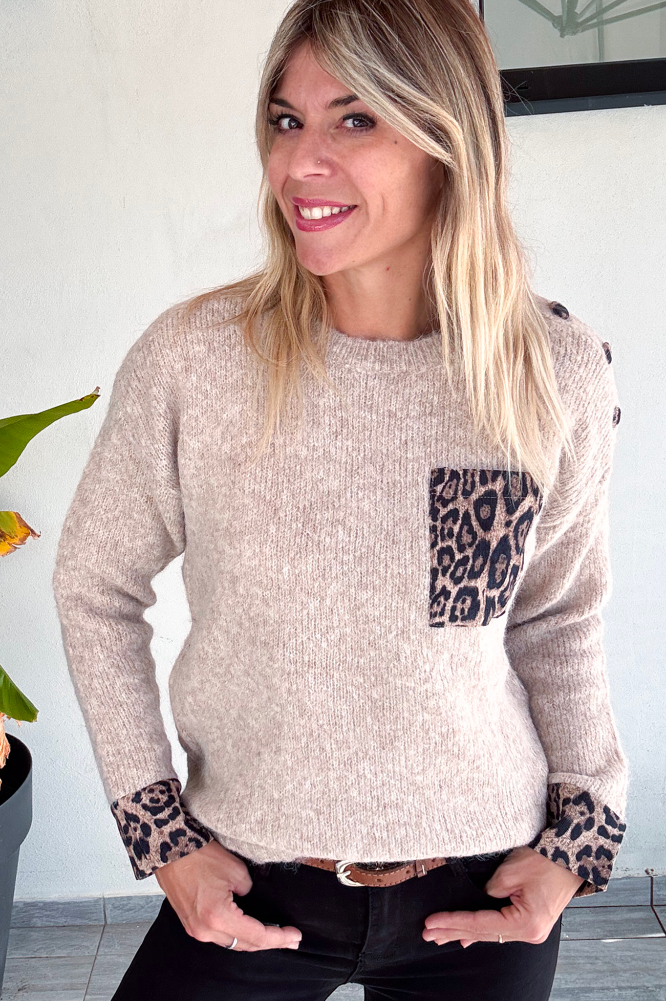 Pull taupe, avec poche devant léopard