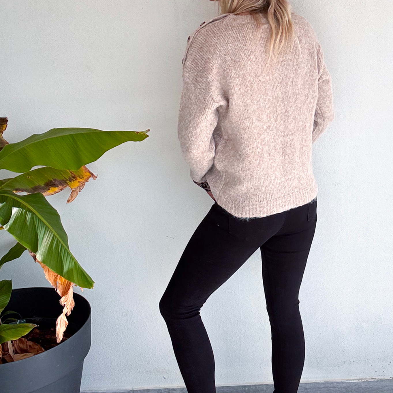 Pull taupe, avec poche devant léopard