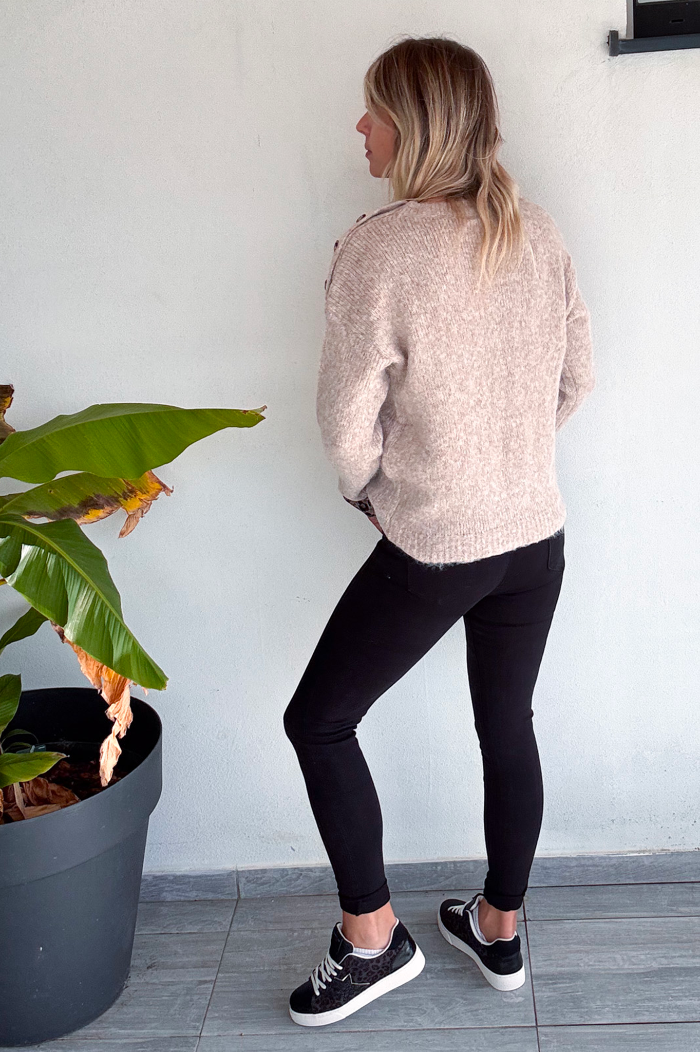 Pull taupe, avec poche devant léopard