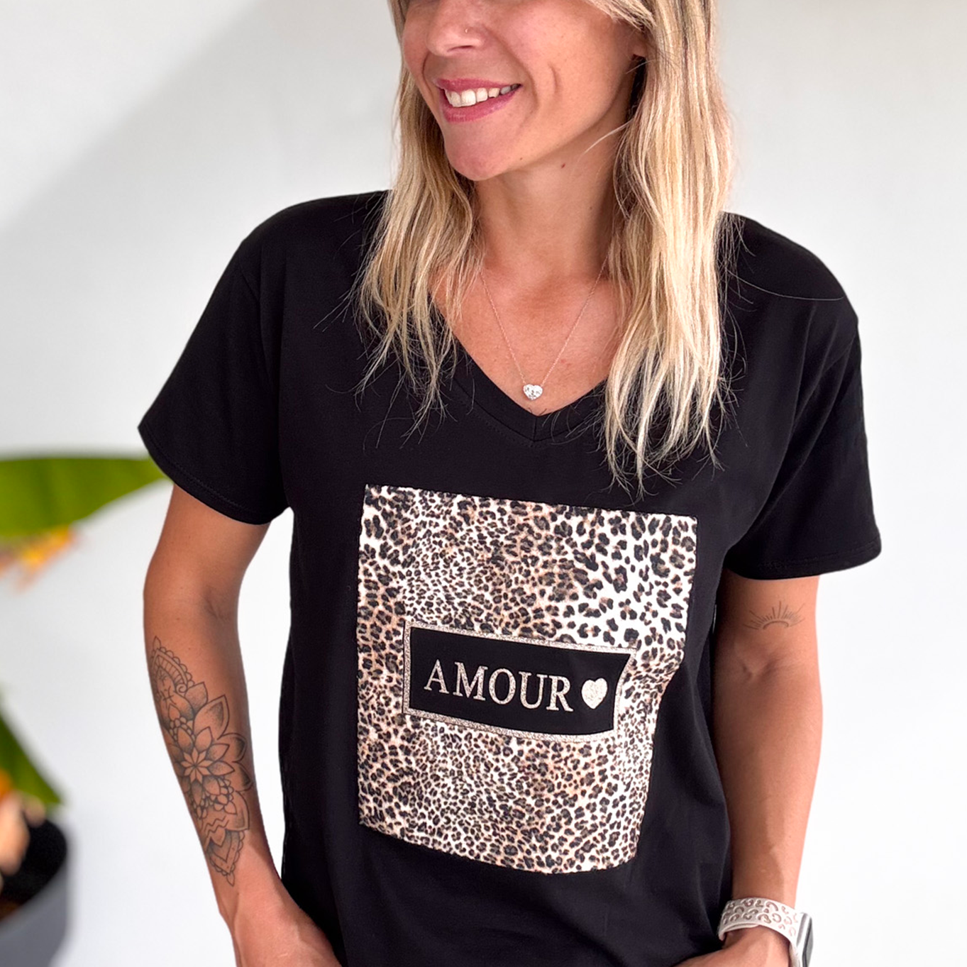 T-shirt noir, avec carré léopard la boutique de lydie