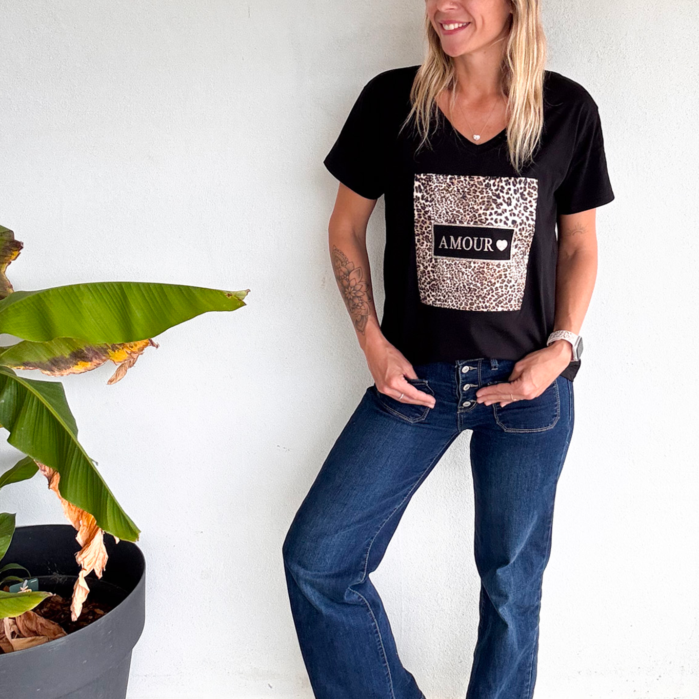 T-shirt noir, avec carré léopard