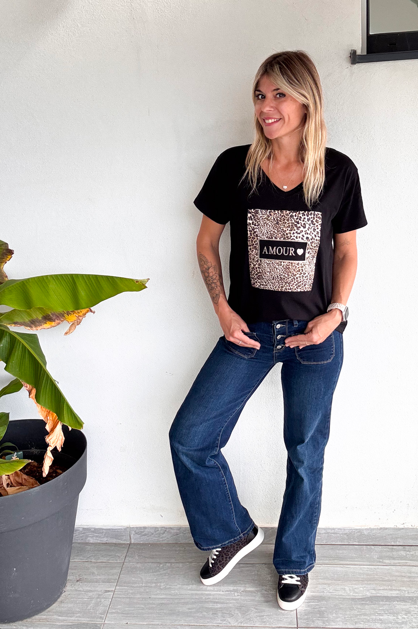 T-shirt noir, avec carré léopard