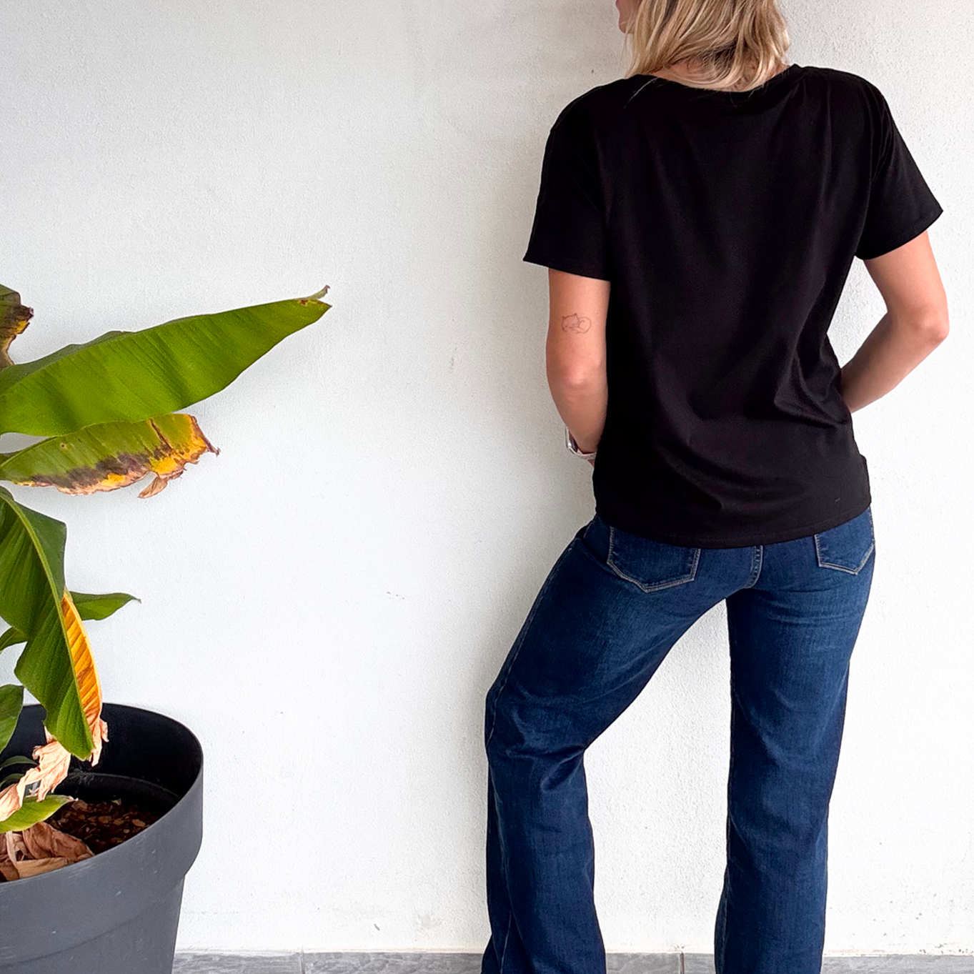 T-shirt noir, avec carré léopard