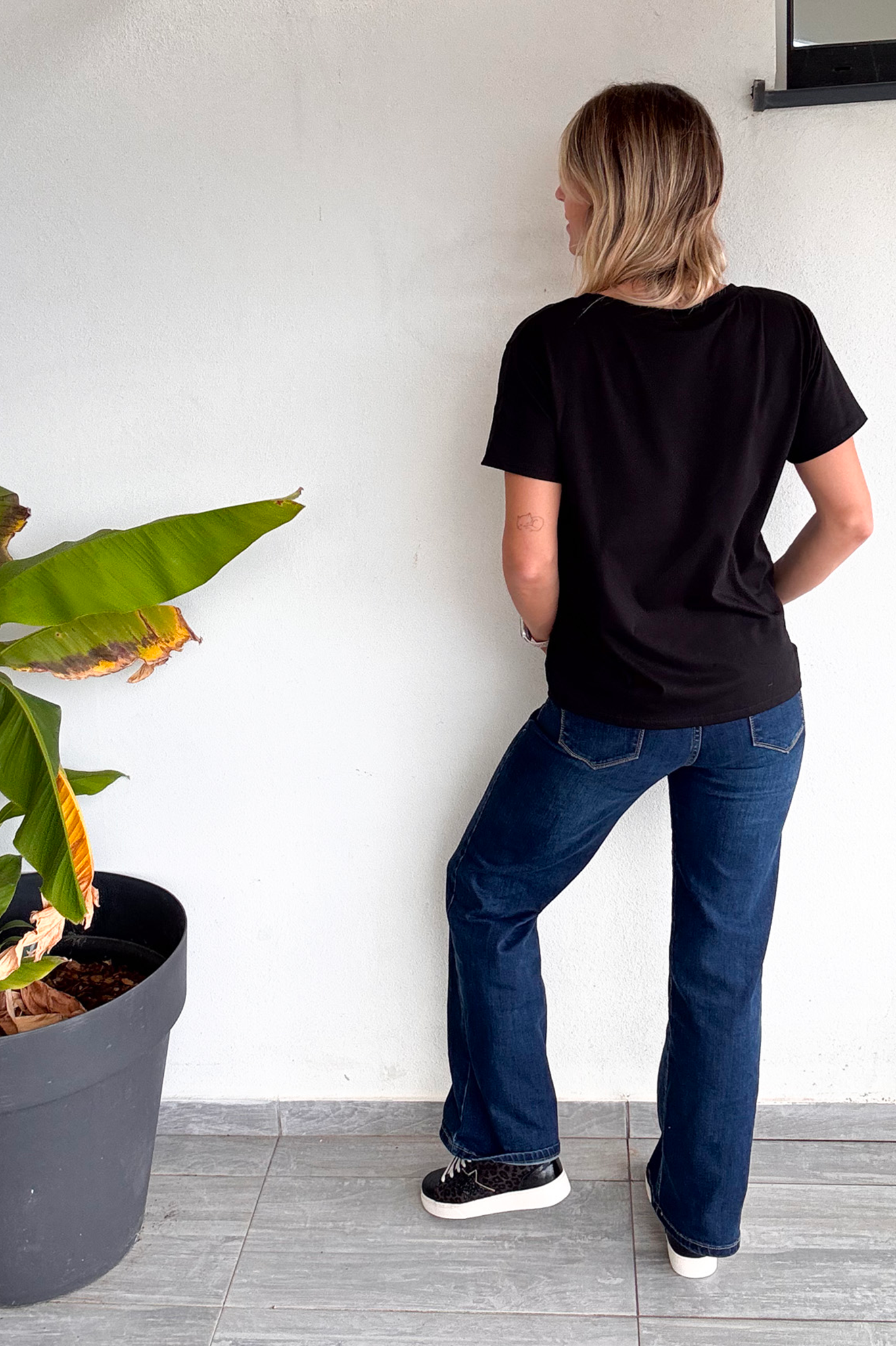 T-shirt noir, avec carré léopard