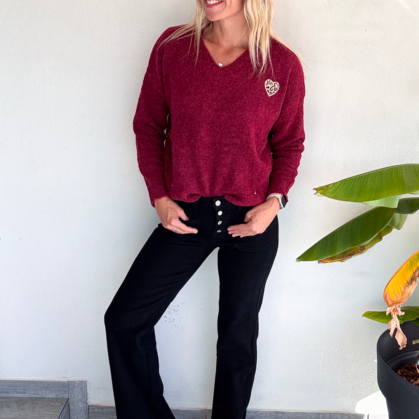 Pull bordeaux col V, broderie coeur léopard