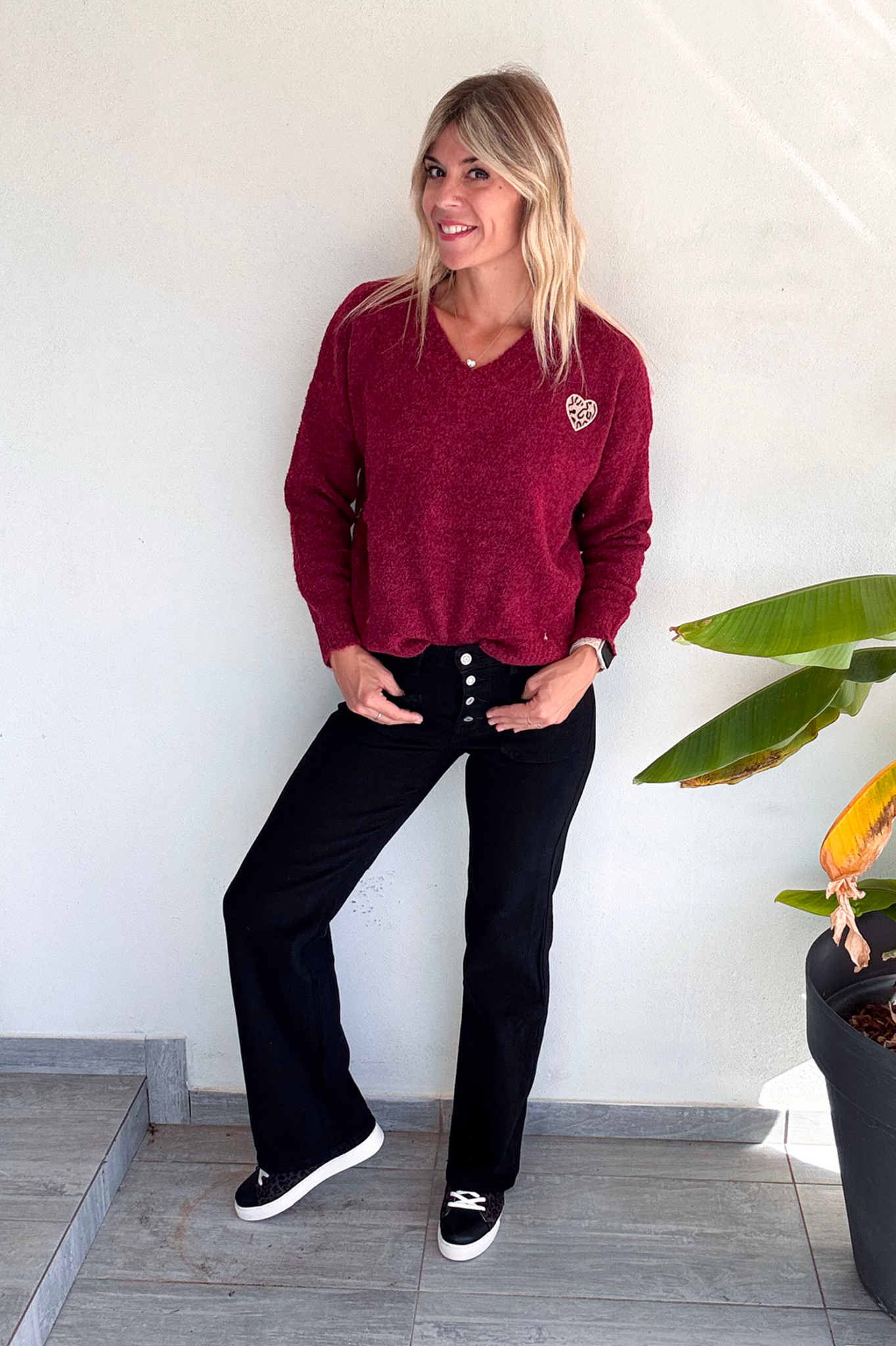 Pull bordeaux col V, broderie coeur léopard