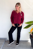 Pull bordeaux col V, broderie coeur léopard