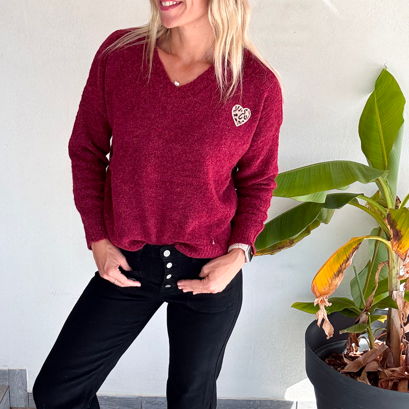 Pull bordeaux col V, broderie coeur léopard