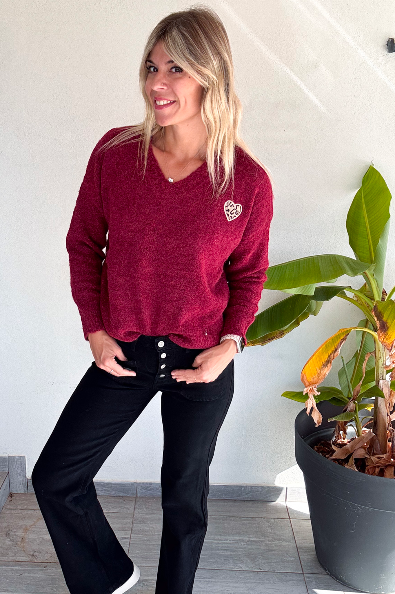 Pull bordeaux col V, broderie coeur léopard