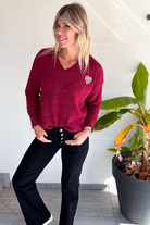 Pull bordeaux col V, broderie coeur léopard