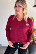 Pull bordeaux col V, broderie coeur léopard