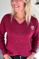 Pull bordeaux col V, broderie coeur léopard