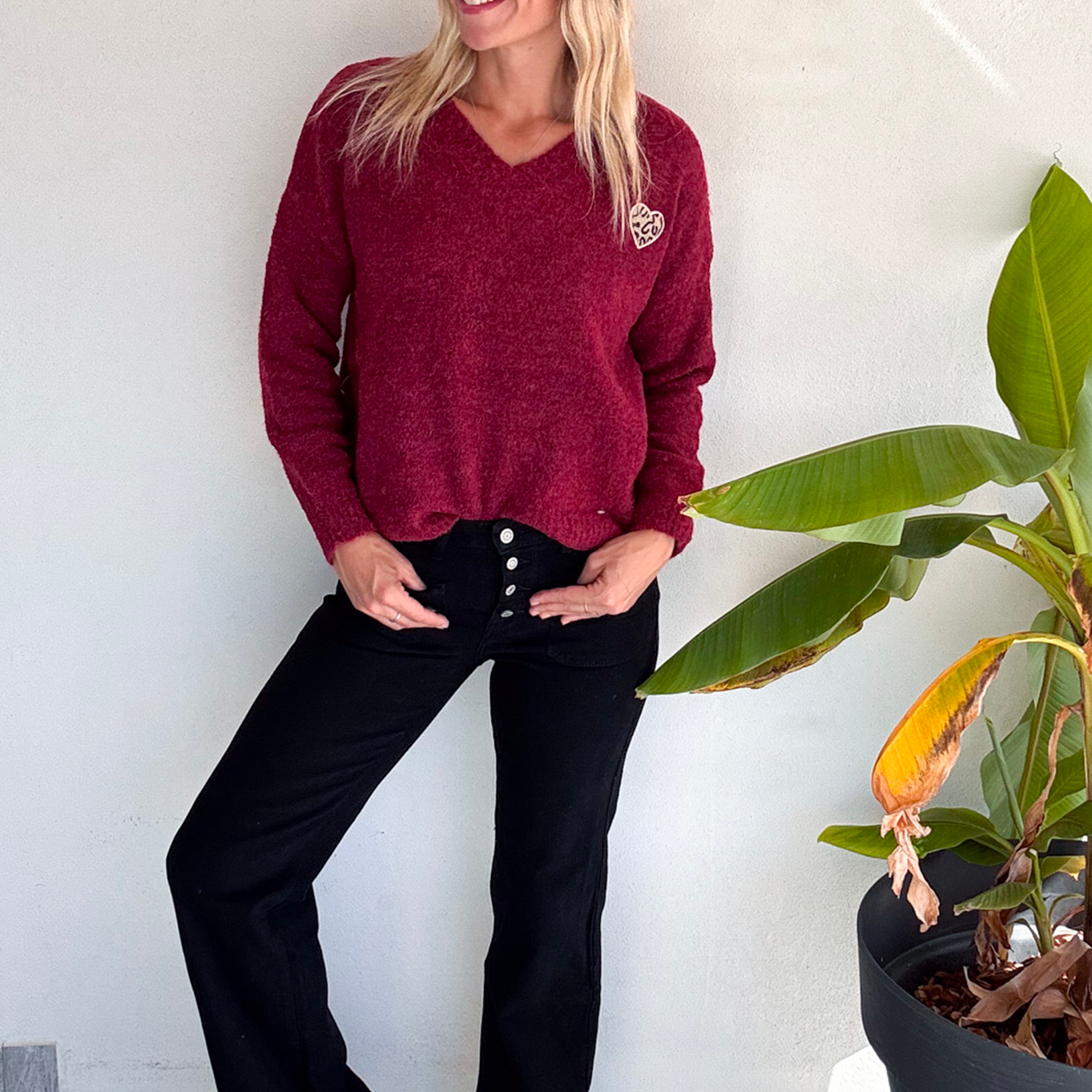 Pull bordeaux col V, broderie coeur léopard