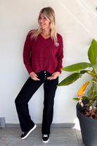 Pull bordeaux col V, broderie coeur léopard