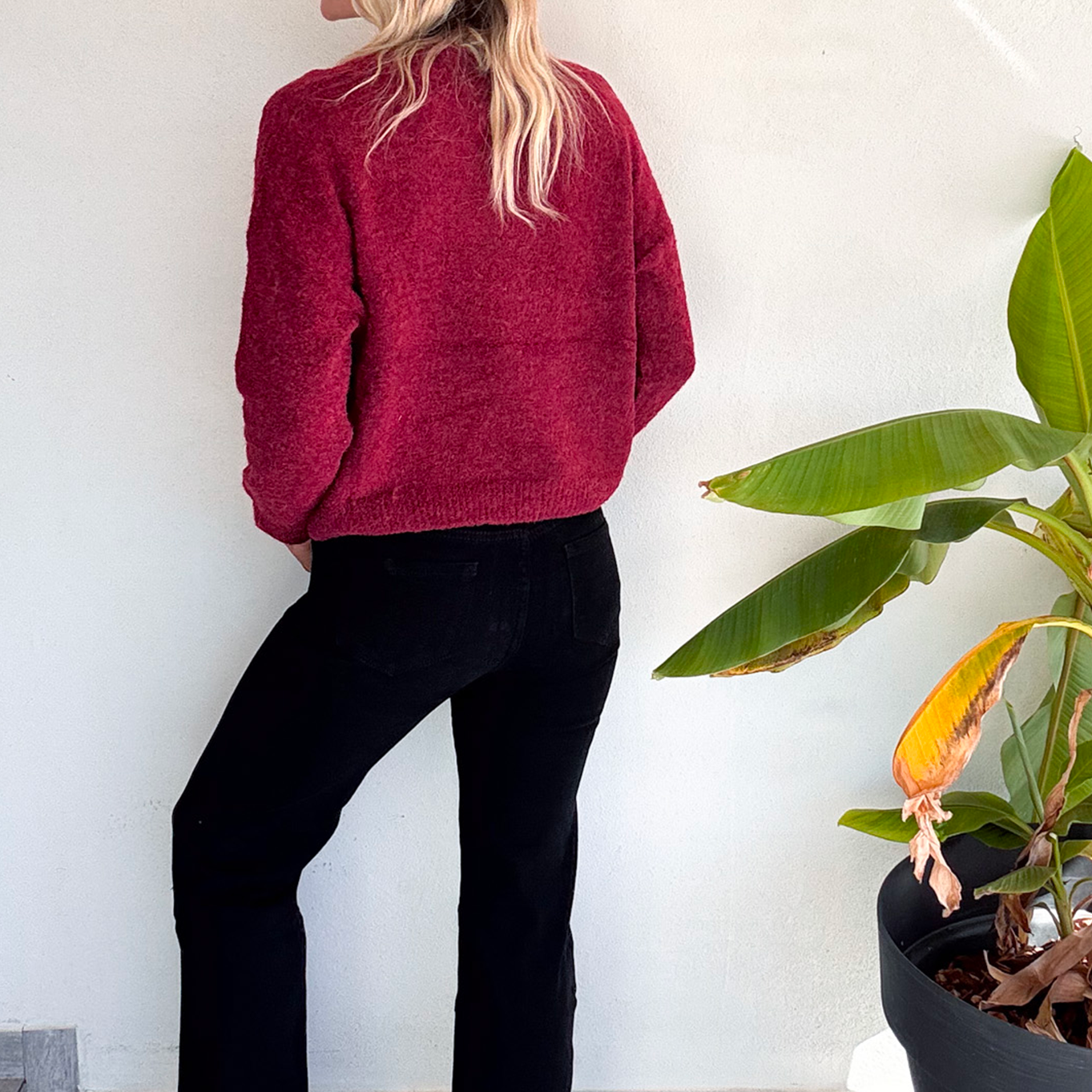 Pull bordeaux col V, broderie coeur léopard