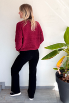 Pull bordeaux col V, broderie coeur léopard