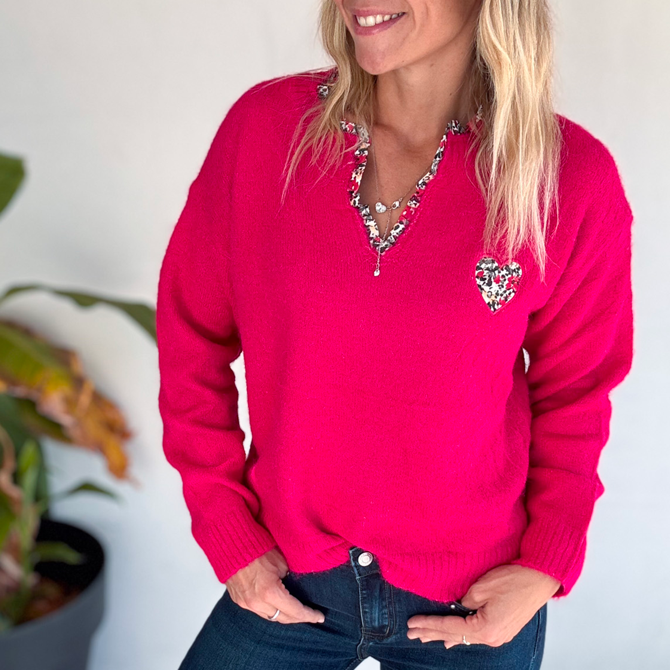 Pull fuchsia col V fleuri la boutique de lydie