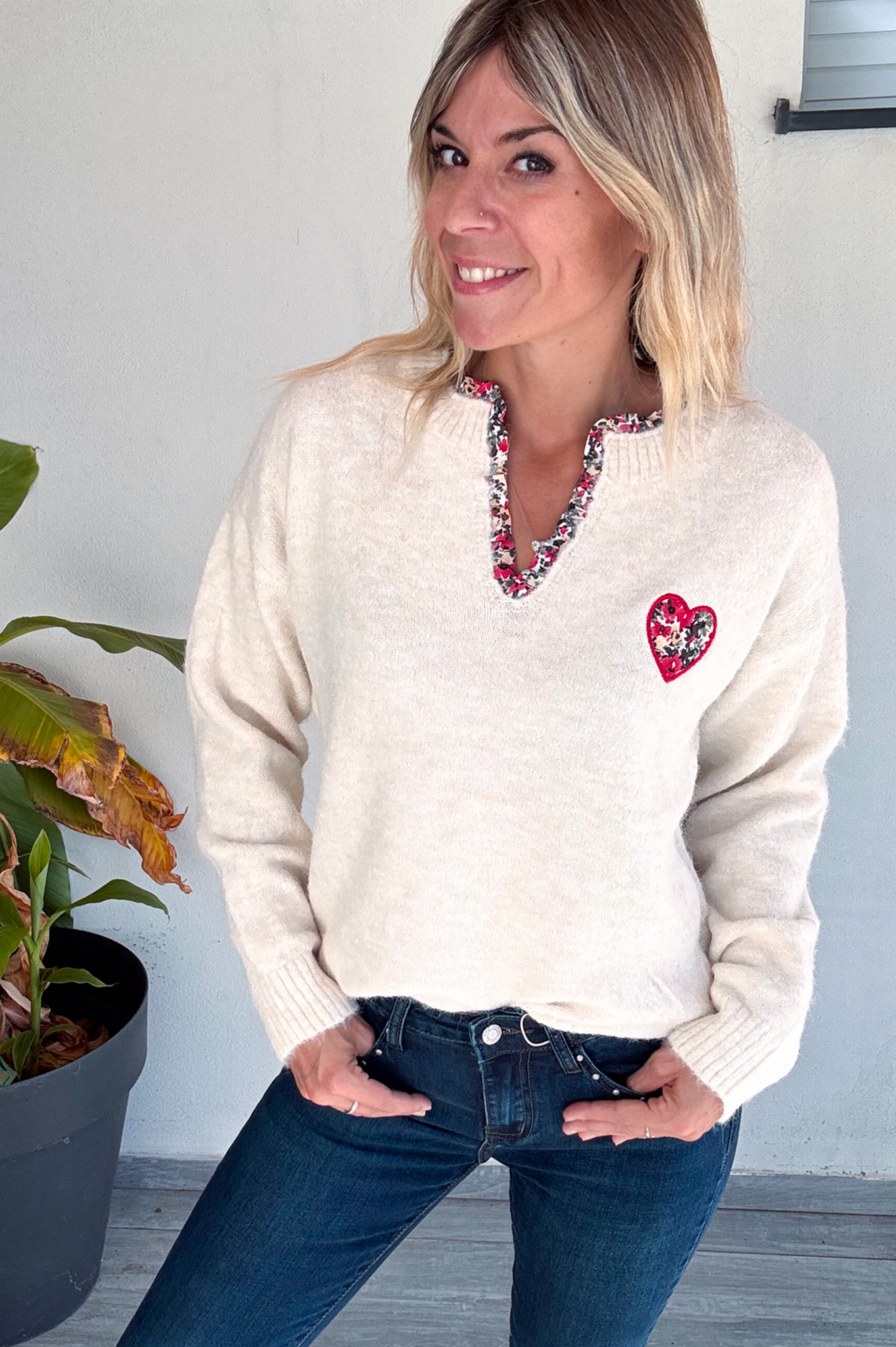 Pull beige clair col V fleuri la boutique de lydie
