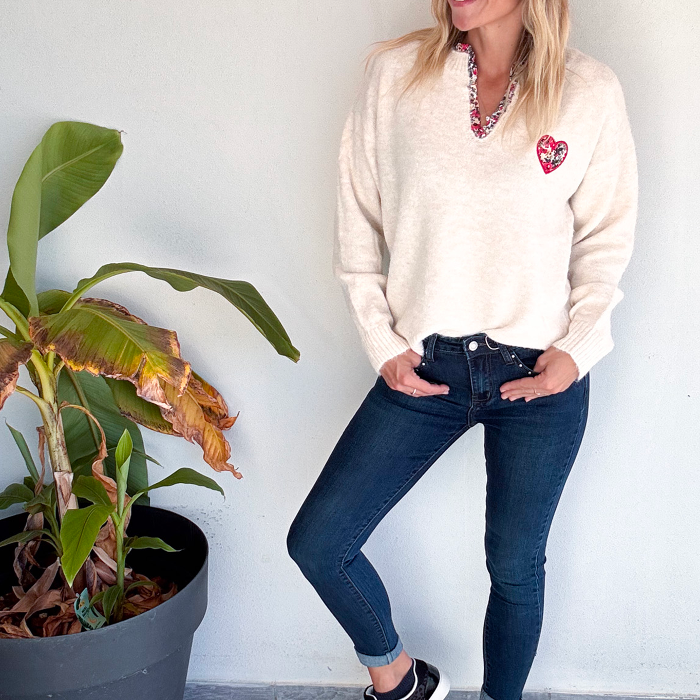 Pull beige clair col V fleuri