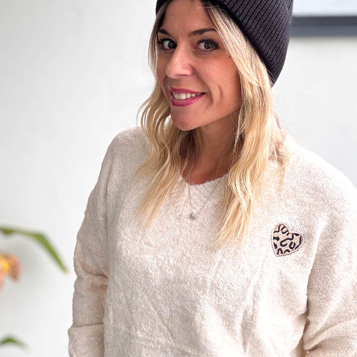 Bonnet en maille avec coeur léopard brodé la boutique de lydie