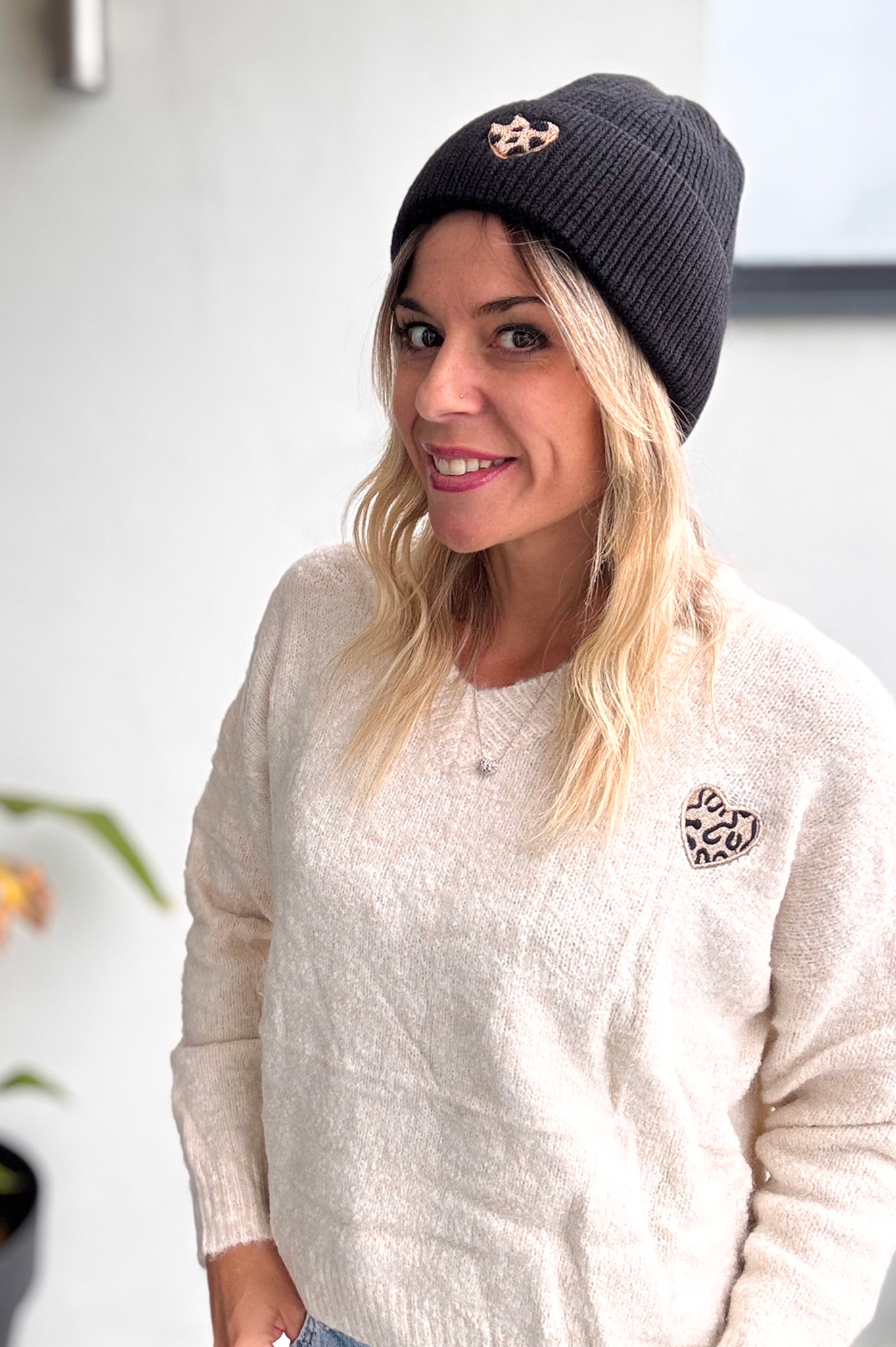 Bonnet en maille avec coeur léopard brodé la boutique de lydie