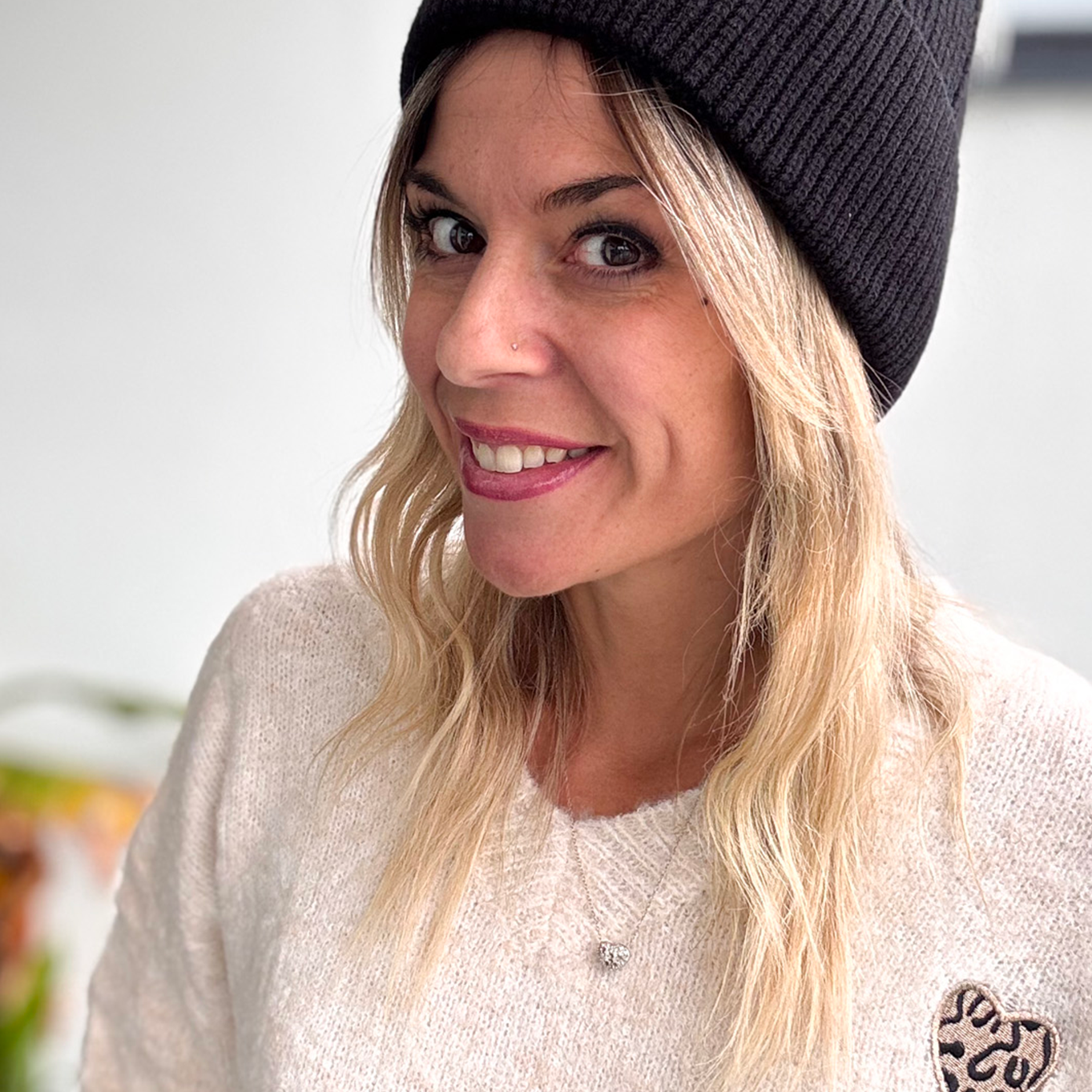 Bonnet en maille avec coeur léopard brodé