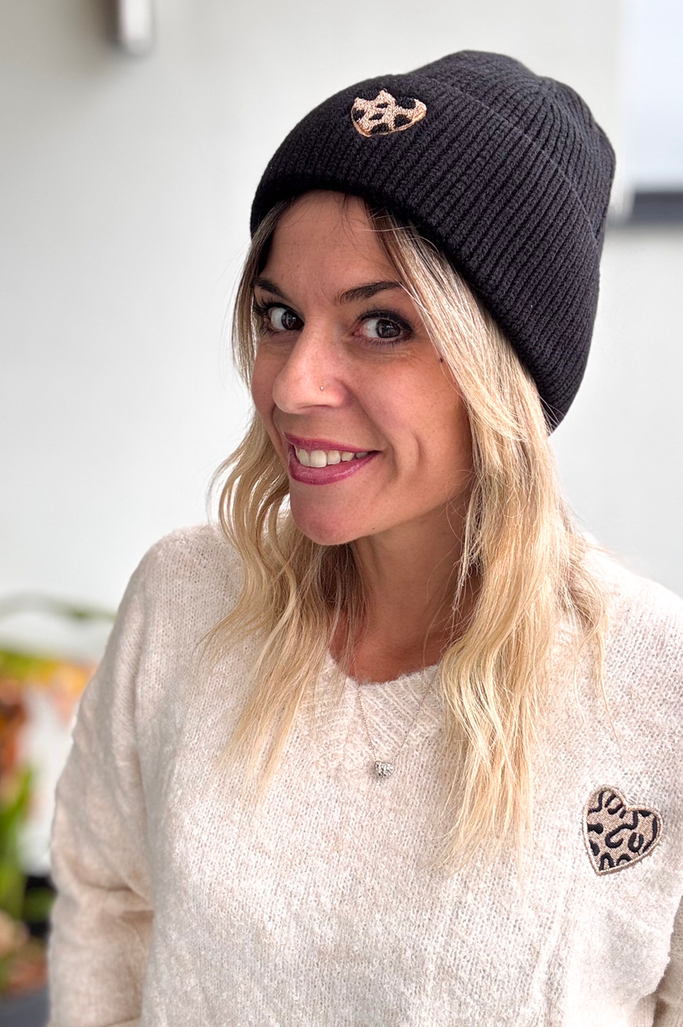 Bonnet en maille avec coeur léopard brodé