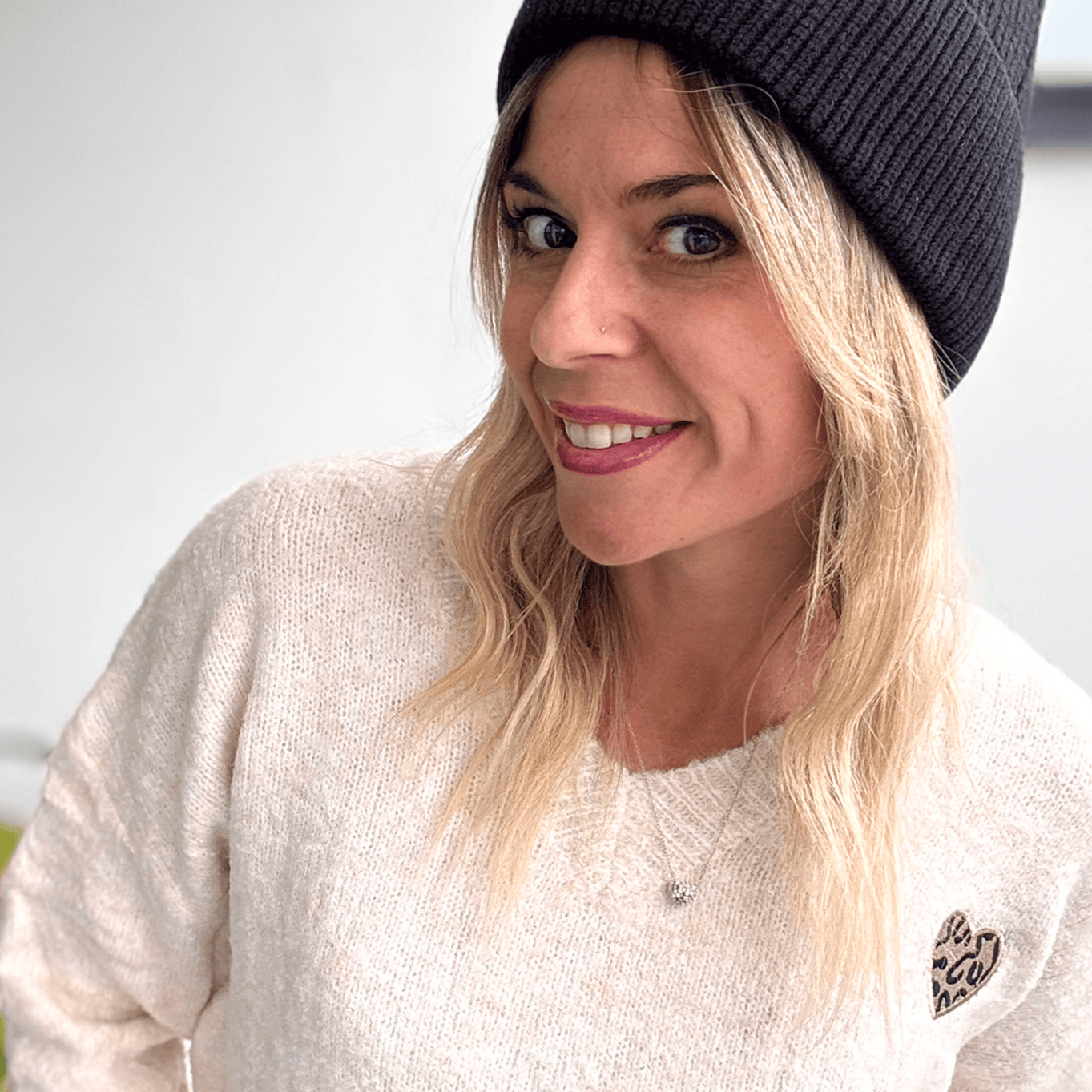 Bonnet en maille avec coeur léopard brodé