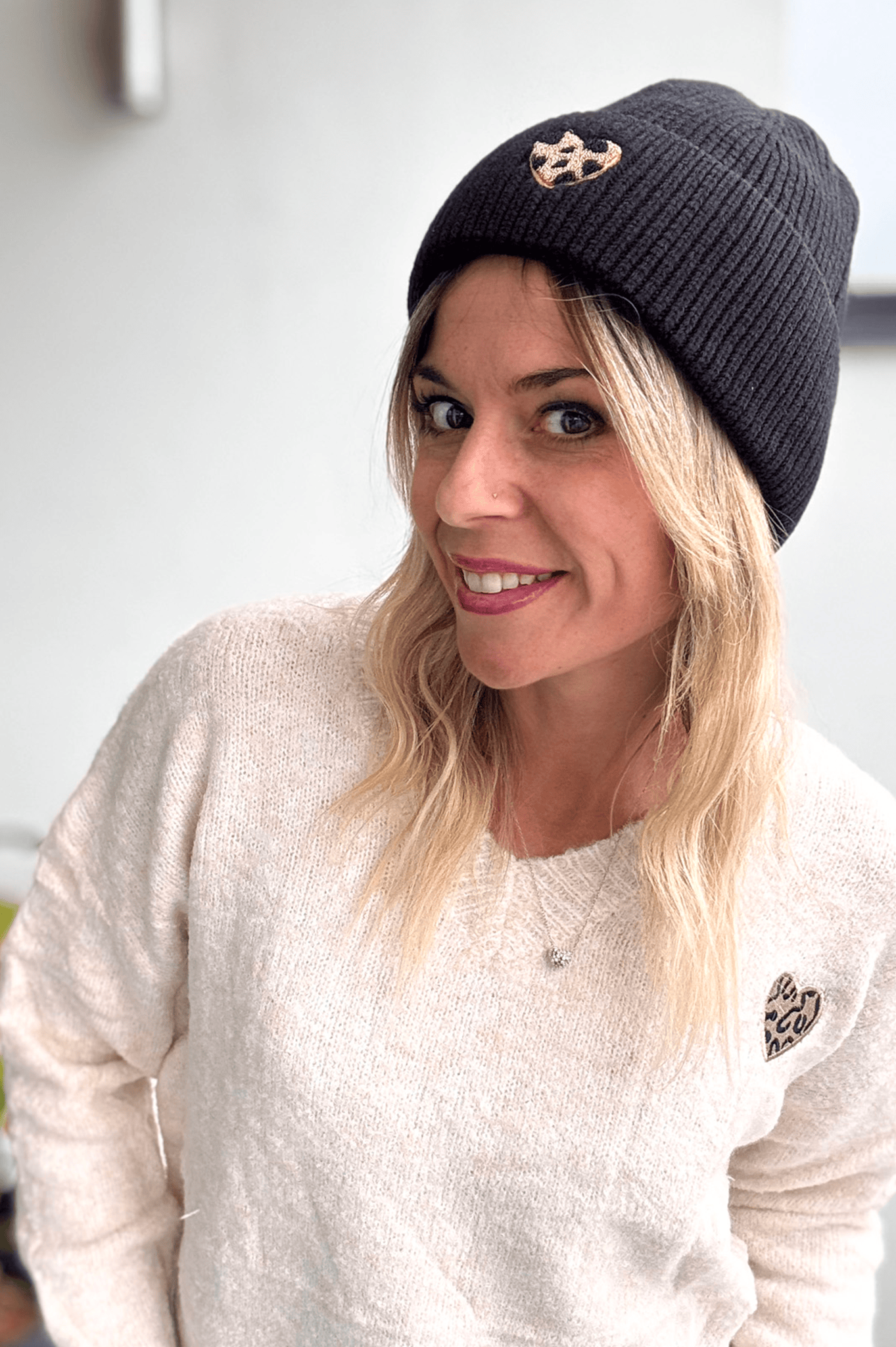 Bonnet en maille avec coeur léopard brodé