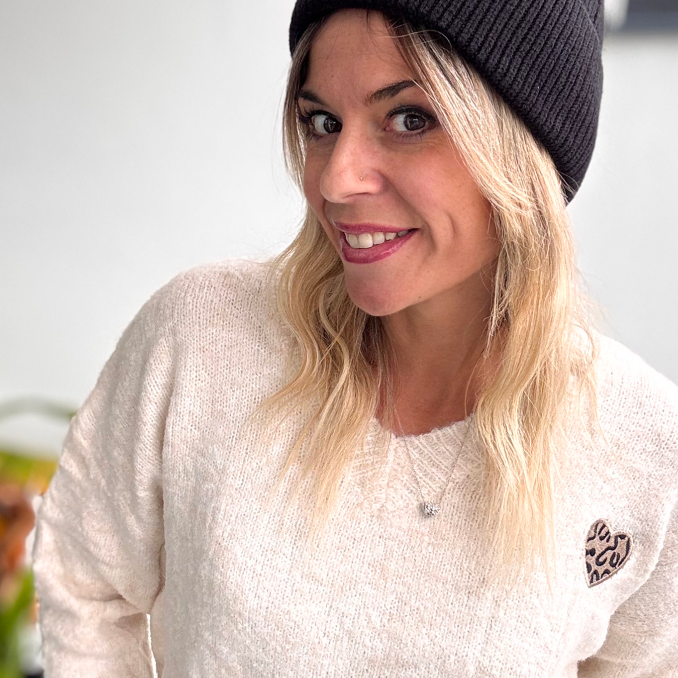 Bonnet en maille avec coeur léopard brodé
