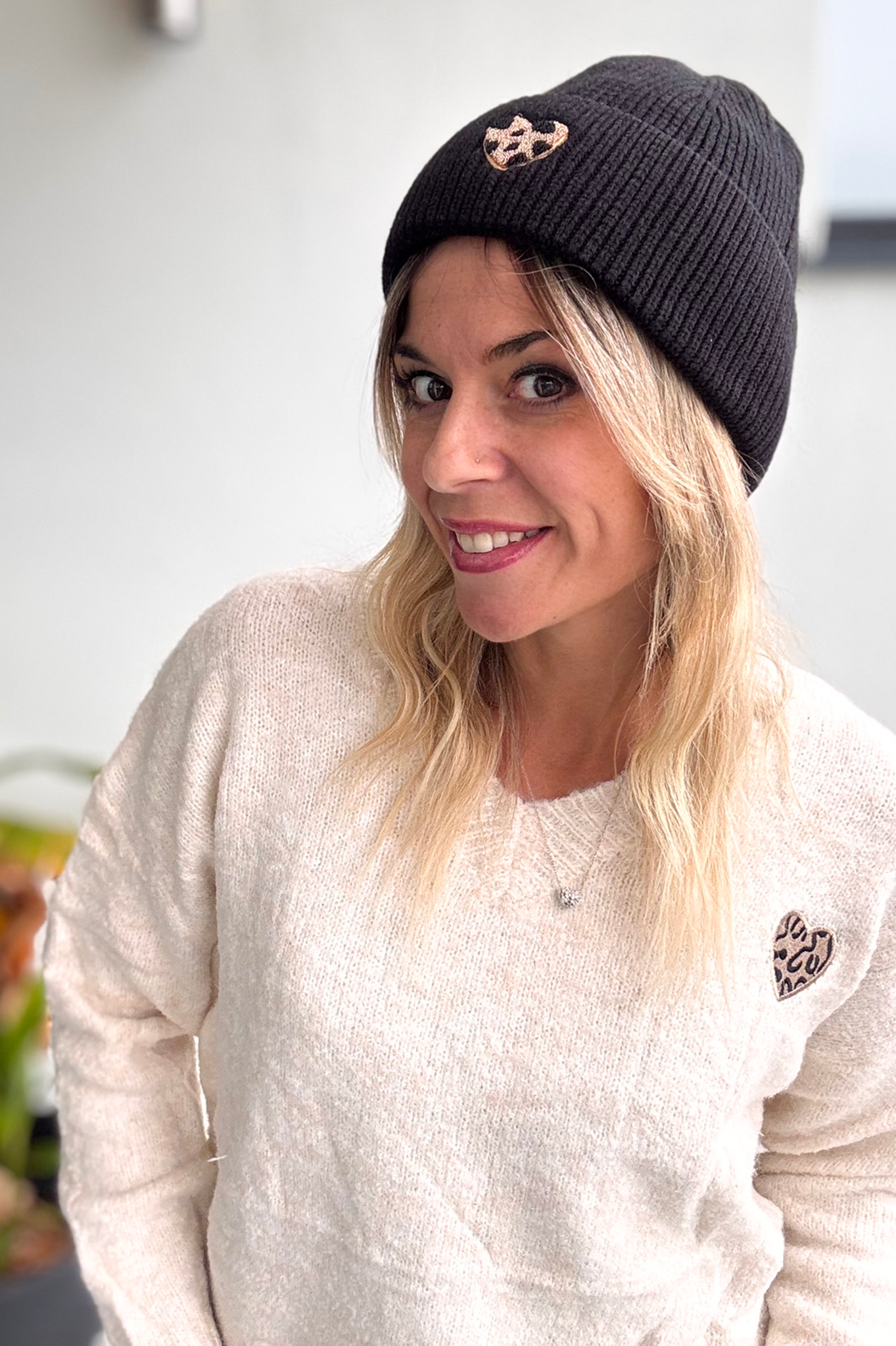 Bonnet en maille avec coeur léopard brodé