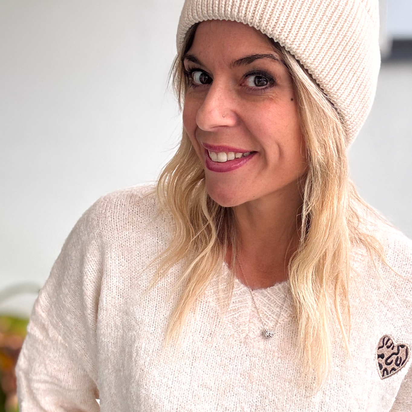 Bonnet en maille avec coeur léopard brodé