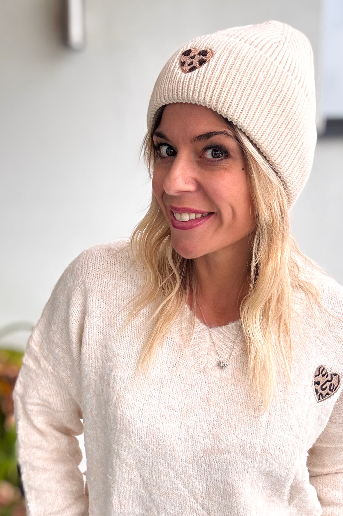 Bonnet en maille avec coeur léopard brodé