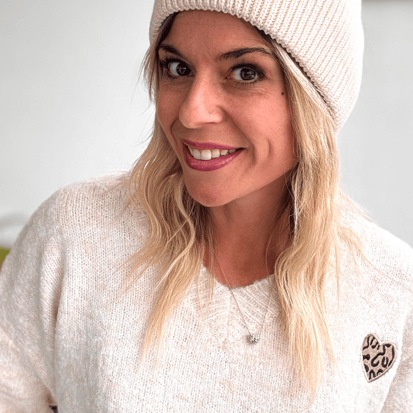 Bonnet en maille avec coeur léopard brodé