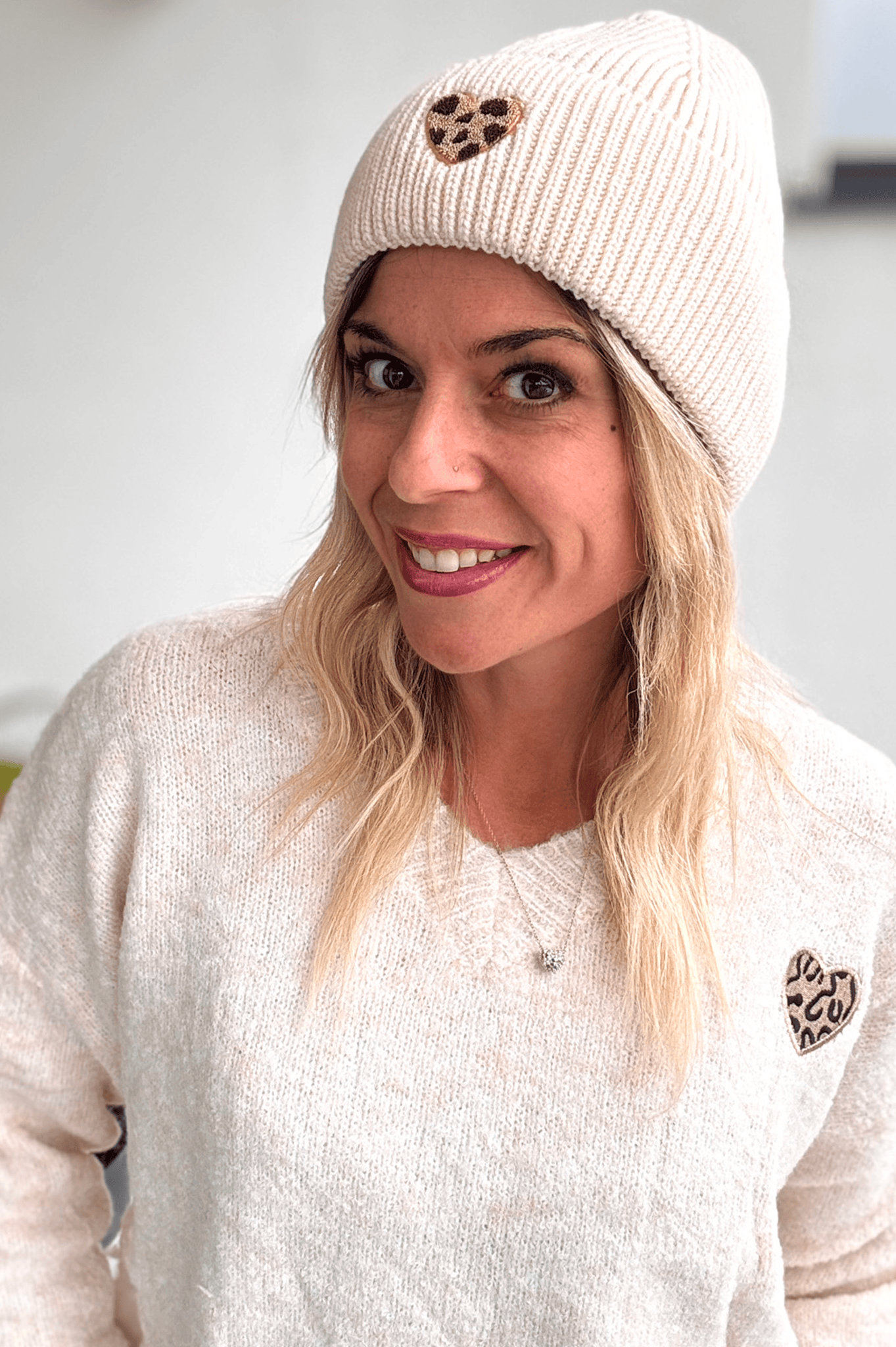Bonnet en maille avec coeur léopard brodé