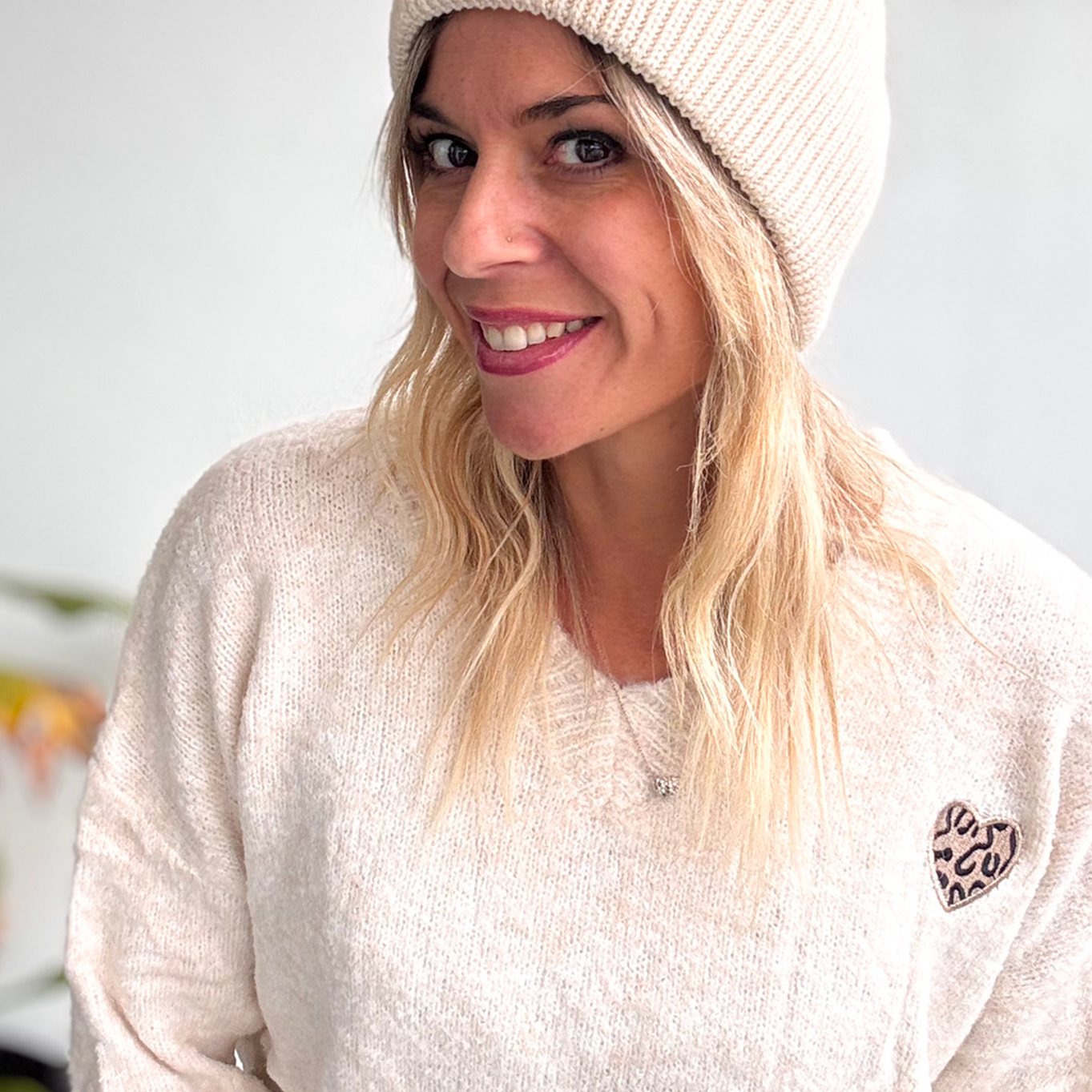 Bonnet en maille avec coeur léopard brodé