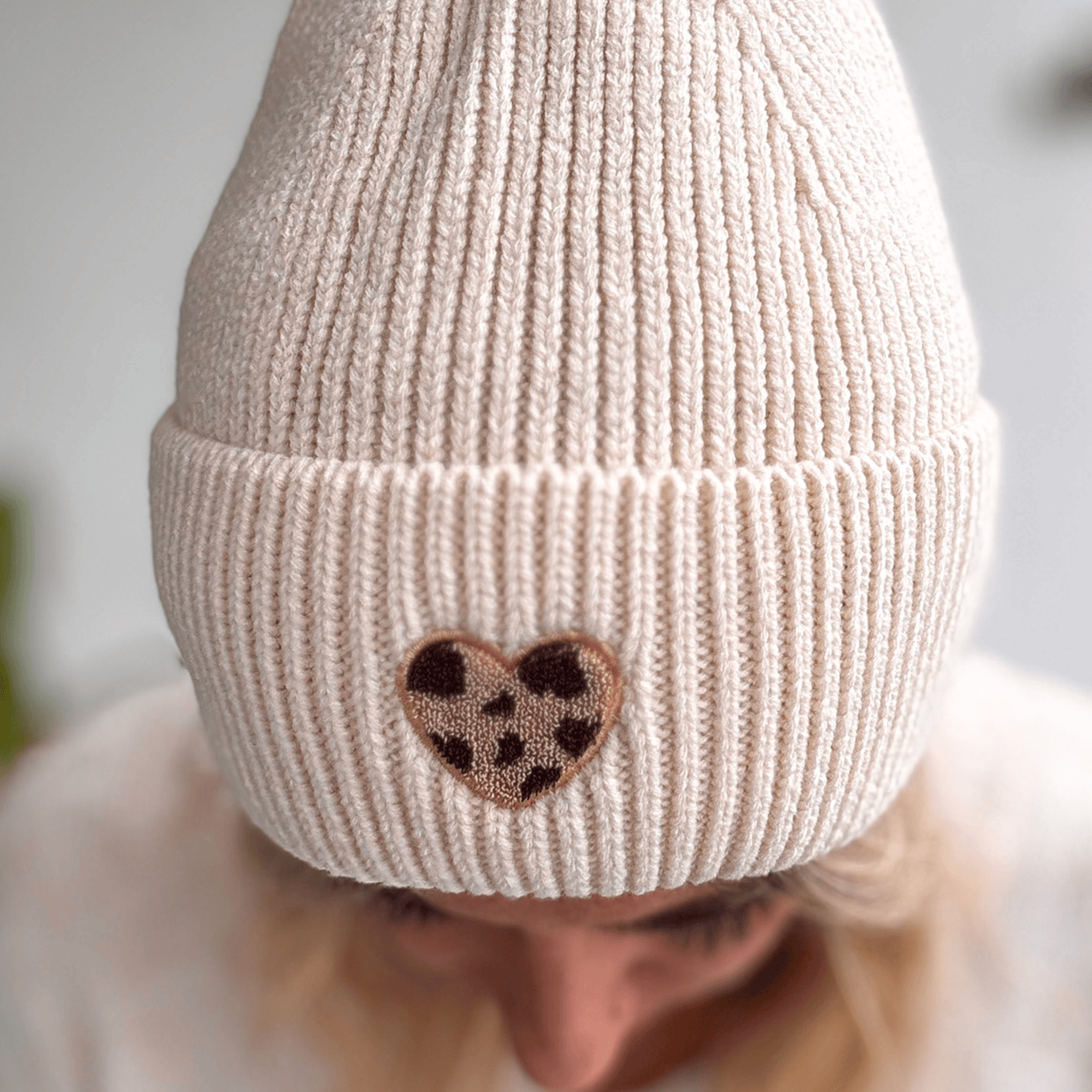 Bonnet en maille avec coeur léopard brodé