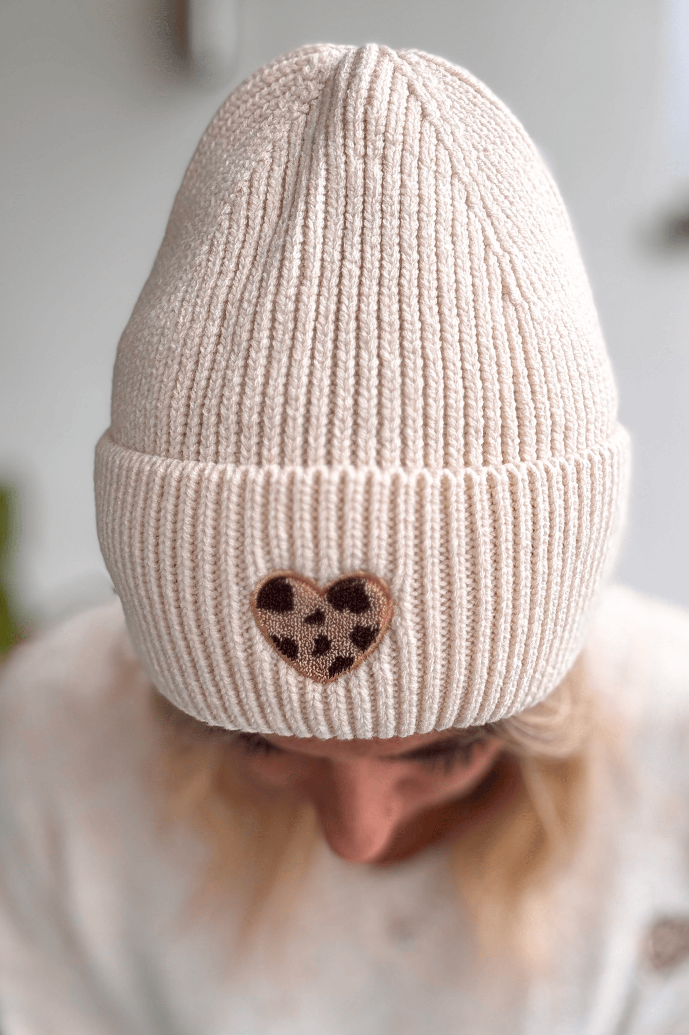 Bonnet en maille avec coeur léopard brodé