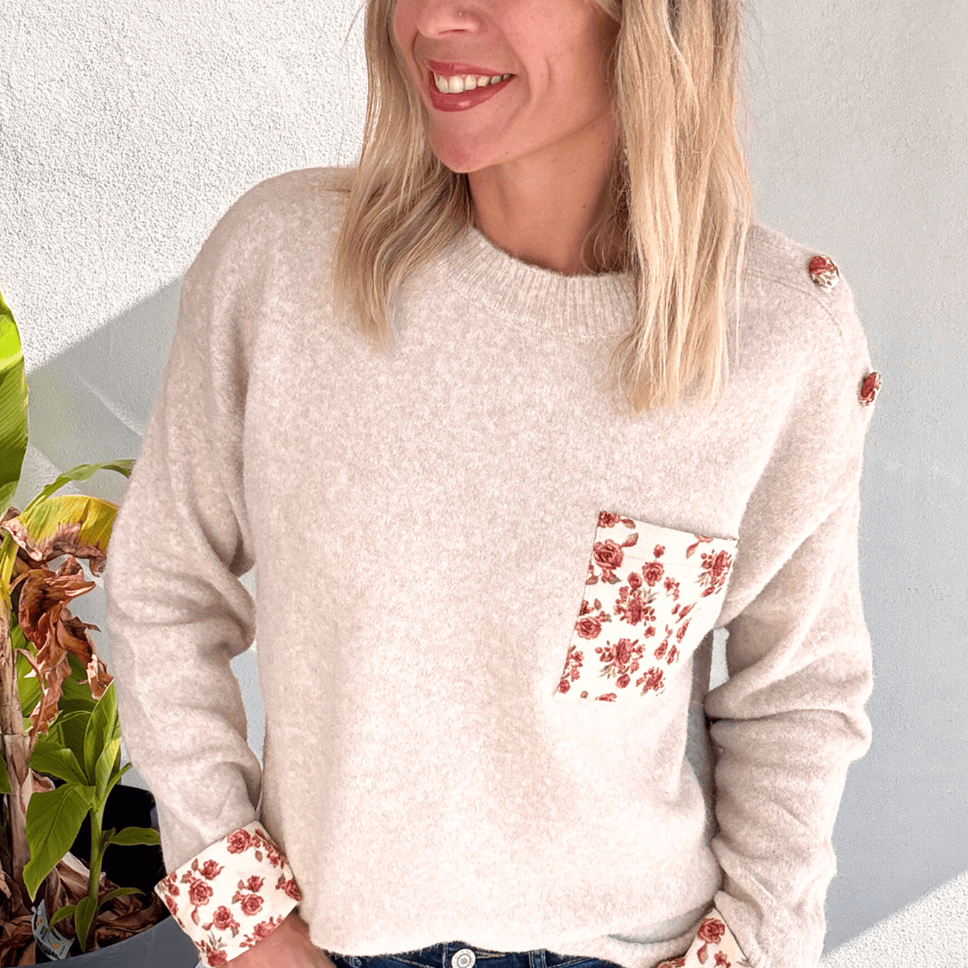 Pull beige clair poche fleuri la boutique de lydie